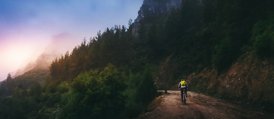 Rower na górskiej ścieżce